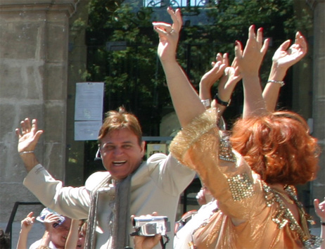 Madan et Corinne animant ensemble le Plus Grand Eclat de Rire de France 2004 � Frontignan