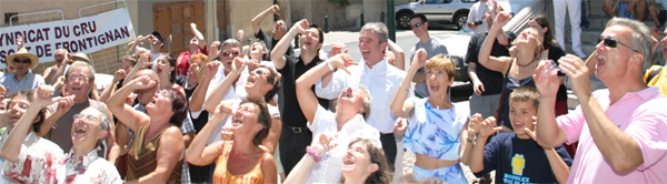 Le Maire de Frontignan et ses adjoints faisant le Rire du Muscat